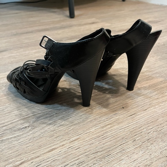 Black Strappy Heels Size 8.5. Used Condition. - Picture 6 of 7